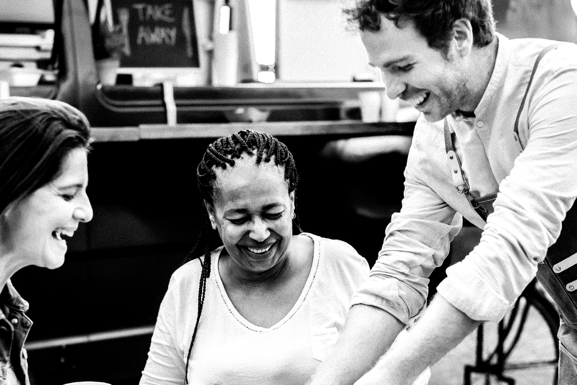 frietkraam serveert frietjes aan tafel